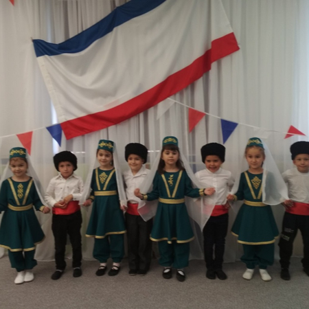 В этот день вокруг красиво: Всюду флаги и цветы.  День России! День России!