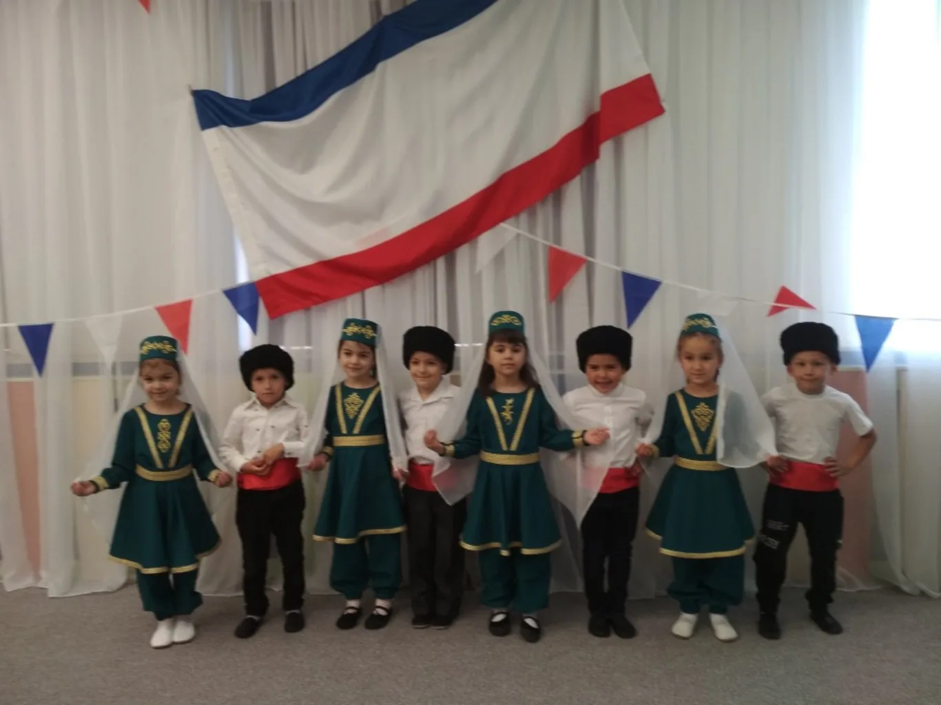 В этот день вокруг красиво: Всюду флаги и цветы.  День России! День России!